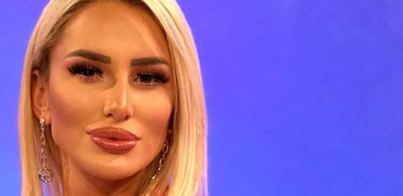 ALEKS PRVI PUT PRED KAMERAMA NAKON OPERACIJE Aleksandra šokirala sve ovim komentarom, nosila je masku kako bi sakrila lice (FOTO)