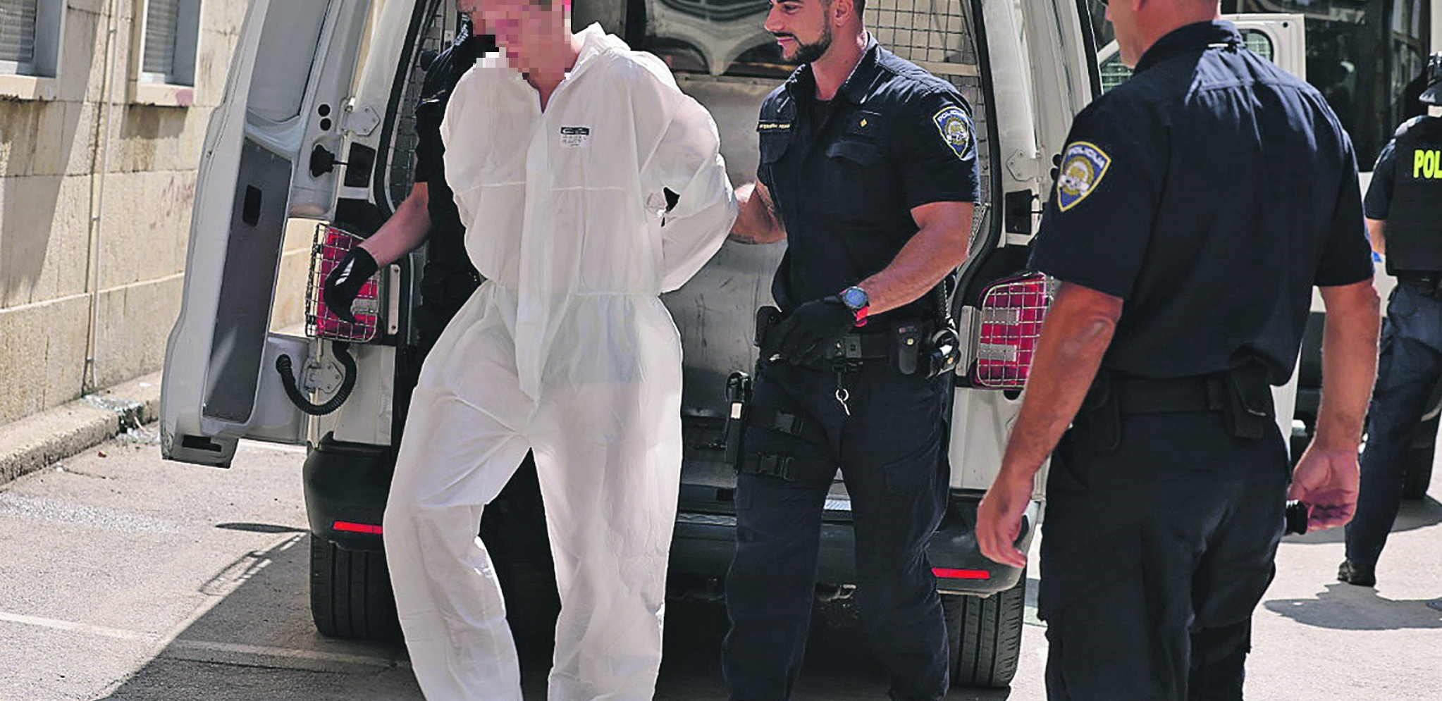 CRNA GORA TRAŽI IZRUČENJE UBICE SA PAGA OD HRVATSKE Kragujevčanin likvidirao ''Škaljarca'' na hrvatskom ostrvu, osumnjičen za još jedno ubistvo u Budvi