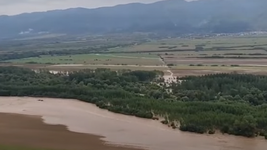 U BUGARSKOJ PROGLAŠENO VANREDNO STANJE ZBOG POPLAVA Sedam sela odsečeno od sveta, ljude spasavaju čamcima (FOTO)