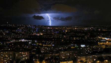 RHMZ IZDAO UPOZORENJE NA NEVREME U Beogradu i Srbiji jaki pljuskovi sa olujnim vetrom