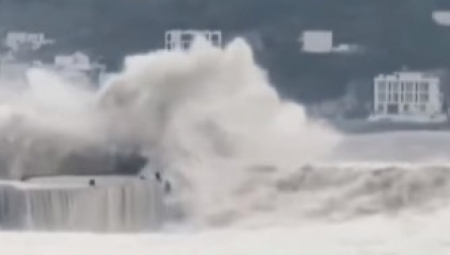 TRAGEDIJA NA JADRANU Čovek umro nakon što ga je olujni vetar bacio u more