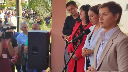 "VAŠA SRBIJA ĆE UVEK BITI UZ VAS" Premijerka Brnabić se obratila građanima Leposavića i poslala snažnu poruku Srbima na KiM (FOTO/VIDEO)