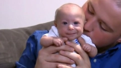 BEBA ROĐENA SA MANJE OD POLA KILOGRAMA SADA IMA 7 MESECI Kada je Matea napunio tri meseca ustanovili su mu dijagnozu, a sada nosi odeću za lutke