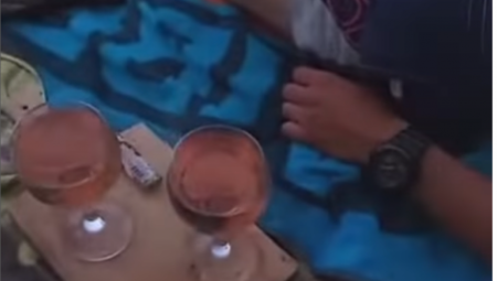 MI NISMO PARADAJZ TURISTI! Mladići iz Srbije pokazali šta su sve poneli na plažu i nasmejali naciju! (VIDEO)