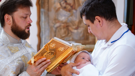 KADA JE NAJBOLJE DA KRSTITE DETE Sveštenik otkriva pravilo, ove stvari su vam neophodne za svečani događaj!