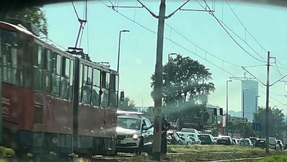 DETALJI NESREĆE NA NOVOM BEOGRADU Bebisiterka ispala iz tramvaja sa bebom koju je čuvala!