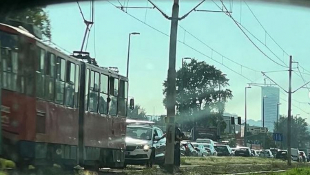 DETALJI NESREĆE NA NOVOM BEOGRADU Bebisiterka ispala iz tramvaja sa bebom koju je čuvala!