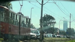 DETALJI NESREĆE NA NOVOM BEOGRADU Bebisiterka ispala iz tramvaja sa bebom koju je čuvala!