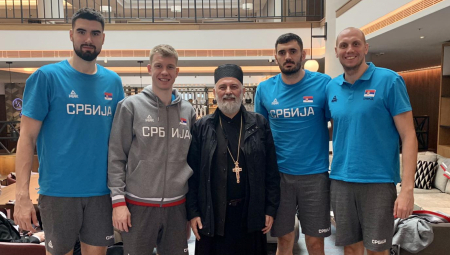 EKSKLUZIVNO Sveštenik Srđan Jablanović bodrio srpske košarkaše u Pragu: Momci, neka vas Bog blagoslovi (VIDEO)