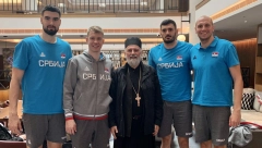 EKSKLUZIVNO Sveštenik Srđan Jablanović bodrio srpske košarkaše u Pragu: Momci, neka vas Bog blagoslovi (VIDEO)