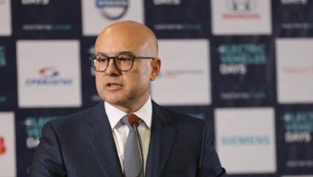 Vučević: Izloženi električni automobili deluju futuristički i gotovo nestvarno, a to je trend koji mi svakako moramo da pratimo