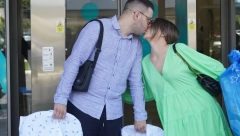 IVANA PAVKOVIĆ IZAŠLA IZ PORODILIŠTA Pevačica i suprug ne skidaju osmeh sa lica, a evo i ko im pravi društvo (FOTO)