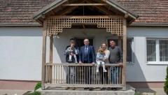 60  PAROVA DOBILO KROV NAD GLAVOM Milan Krkobabić: Još 100 praznih seoskih kuća dobilo je nove, mlade vlasnike