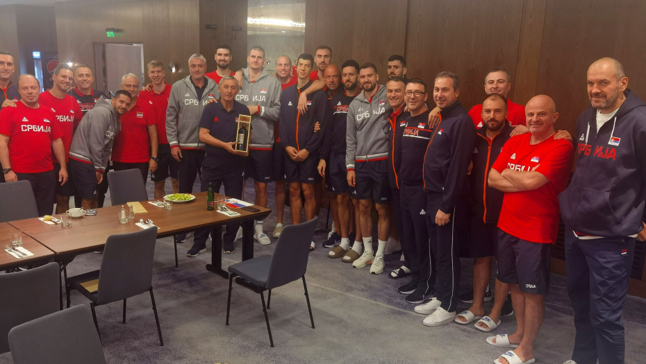 DA LI JE VREME ZA NOVO ZLATO? Danilović uručio poklon Pešiću povodom 20 godina od osvajanja Svetskog prvenstva (FOTO)