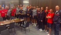 DA LI JE VREME ZA NOVO ZLATO? Danilović uručio poklon Pešiću povodom 20 godina od osvajanja Svetskog prvenstva (FOTO)