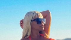 SKINULA SE Dara Bubamara usijala mreže, pozirala u bikiniju na plaži (FOTO)