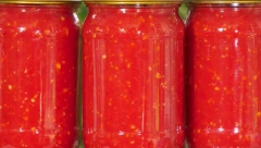 ŽENE U SRBIJI MASOVNO SPREMAJU DOMAĆU ADŽIKU Recept koji je preko noći postao popularan, preti da naruši popularnost ajvara