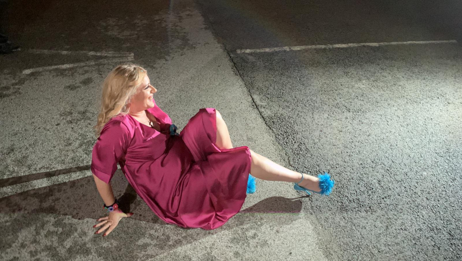 JELENA GOLUBOVIĆ PRAVI HAOS U ŠIMANOVCIMA! Rijaliti učesnica se valja po betonu, diže haljinu, a tu nije kraj skandalima (VIDEO)