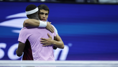 BRUTALAN MEČ U NJUJORKU Alkaraz u epskom spektaklu pobedio Tijafoa, sa Rudom za prvo mesto (VIDEO)