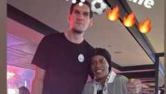 ONI BAŠ ZNAJU DA UŽIVAJU Bobi Marjanović i legendarni Ronaldinjo zajedno na koncertu (FOTO)