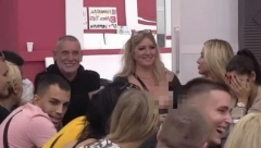 JELENA GOLUBOVIĆ POKAZALA GOLE GRUDI U PROGRAMU UŽIVO! Rijaliti zvezda uradila ovo naočigled svih prisutnih, zadrugari u šoku (VIDEO +18)