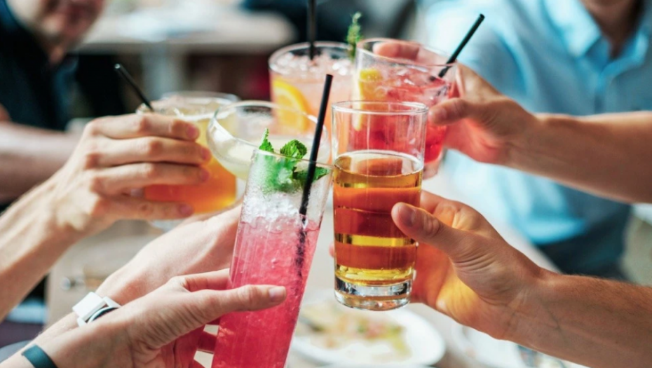 LEKAR UPOZORAVA Evo ko NIKADA ne bi smeo da pije ALKOHOL