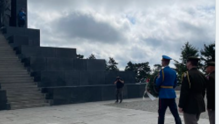 VENAC NA SPOMENIK NEZNANOM JUNAKU Partnerstvo SAD i Srbije iskovano u Drugom svetskom ratu (FOTO)