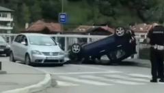 KAKO BRATE MOJ?  Automobil nekim "čudom" završio na krovu u Prijepolju (VIDEO)