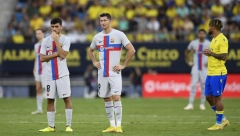 DRAMA NA BARSELONINOJ UTAKMICI Prekinut meč, hitna pomoć se bori za život navijača (VIDEO)