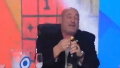 SKANDAL U PROGRAMU UŽIVO "Matora ku*ka je konačno umrla" - o smrti kraljice Elizabete, novinar zgrozio planetu (VIDEO)