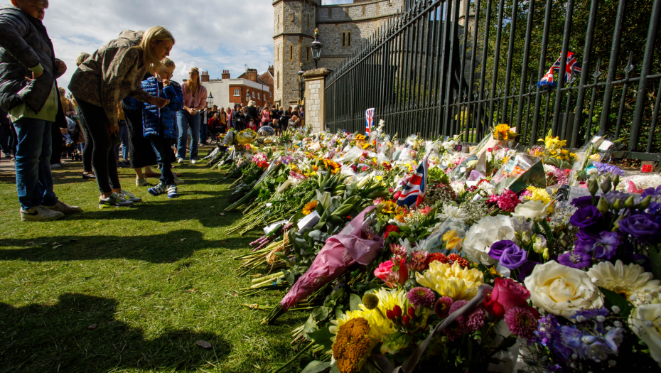 HARI I VILIJAM PONOVO ZAJEDNO Dva para stigla su do Kembridž kapije, čitali poruke koje su ostavili građani