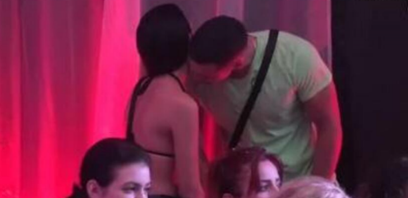 STANIJA PALA U ZABORAV Marko sve bliži njoj, sklonili se od zadrugara, pa radili ovo