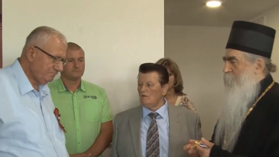 VLADIKA BAČKI IRINEJ DODELIO ORDEN LIDERU RADIKALA Vojislav Šešelj odlikovan ordenom Svetog vladike Mardarija