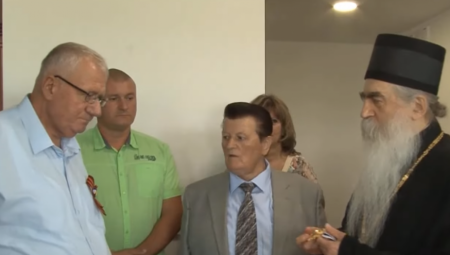 VLADIKA BAČKI IRINEJ DODELIO ORDEN LIDERU RADIKALA Vojislav Šešelj odlikovan ordenom Svetog vladike Mardarija