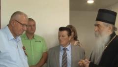 VLADIKA BAČKI IRINEJ DODELIO ORDEN LIDERU RADIKALA Vojislav Šešelj odlikovan ordenom Svetog vladike Mardarija