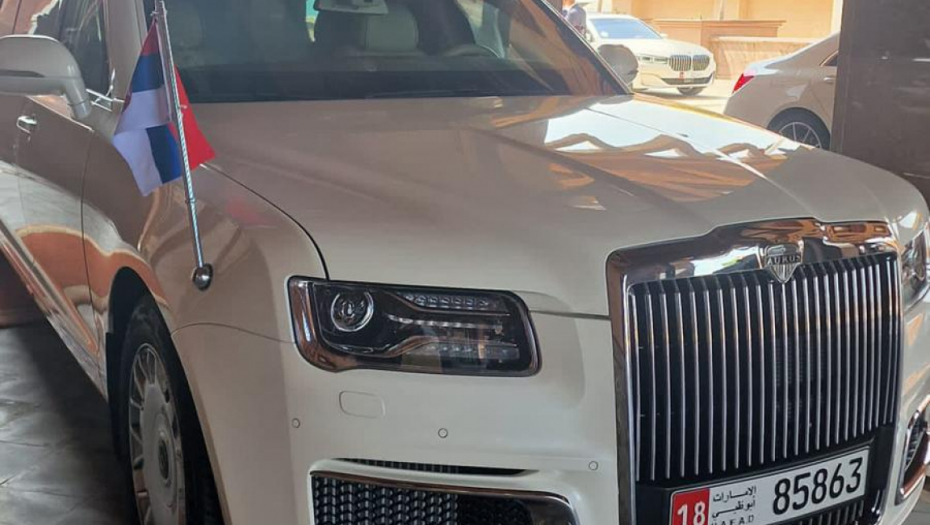 U NJEMU SU SE VOZILI SAMO VUČIĆ I PUTIN Predsednika u Abu Dabiju prevoze moćnim automobilom (VIDEO)