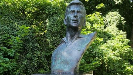 NOVAK U AMERICI NA DAN FINALA US OPENA Đoković dobio bistu - ispisane njegove moćne reči o NATO agresiji na Srbiju (FOTO)