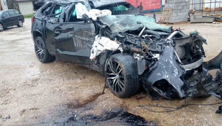 OVO JE AUTOMOBIL SMRTI IZ UŽICA Mladiće vadili iz potpuno smrskanog vozila!