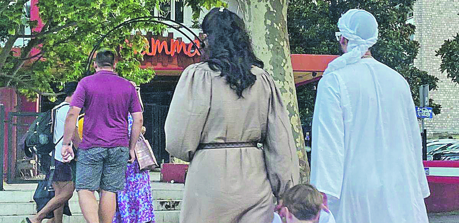 ALO! PAPARACO UHVATIO BOGA OBRVA U BIZARNOM IZDANJU: Adaktarovi glume Arape u Crnoj Gori (FOTO)