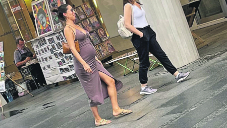 JEDVA ČEKAM DA UZMEM SINA U RUKE Prelepa voditeljka Marija Egelja šopinguje u sedmom mesecu (FOTO)