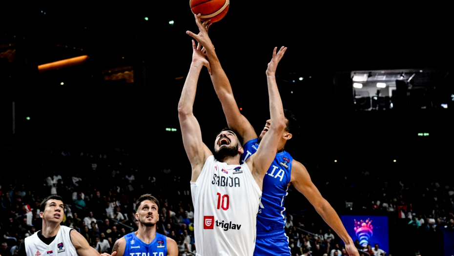 (UŽIVO) DVANAESTI DAN EVROBASKETA Ludi Italijan srušio Srbiju, pa igračima dao kreditnu karticu, "orlovi" došli kući, ali ne i selektor Pešić