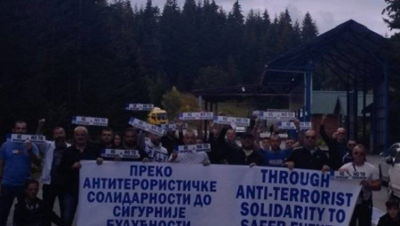 GRAĐANI NA PRELAZU KULA NA KOSOVU Došli su iz Podgorice, zahtevaju zaustavljanje terora nad Srbima na KiM (FOTO)