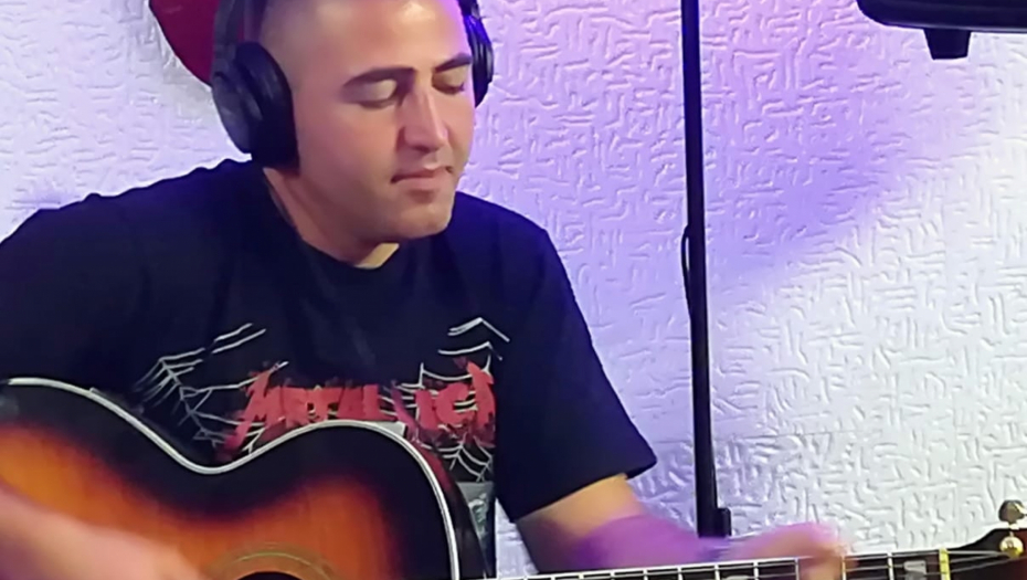 PAMTIĆEMO TVOJ OSMEH I ZVUK TVOJE GITARE: Od stradalog Ivana iz Aleksinca se oprostili članovi njegovog benda