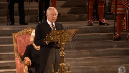 INCIDENT NA KRALJEVSKOJ CEREMONIJI Princ Čarls i njegova supruga Kamila doživeli neprijatnost - evo šta se dogodilo