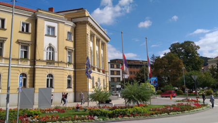 MUK U UŽICU, ZASTAVE NA POLA KOPLJA: Ceo grad plače za poginulim mladićima (FOTO)