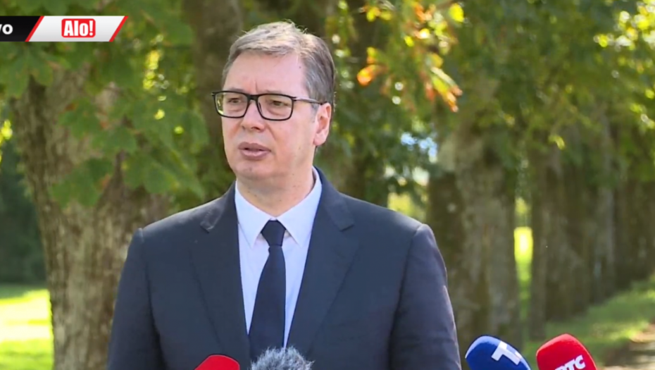 OGROMNO INETERESOVANJE NOVINARA Vučić izazvao veliku pažnju reportera u Kranju (FOTO/VIDEO)