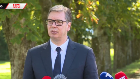 OGROMNO INETERESOVANJE NOVINARA Vučić izazvao veliku pažnju reportera u Kranju (FOTO/VIDEO)