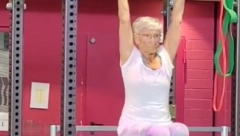 OVA BAKA IMA 81 GODINU A VEŽBA KAO DEVOJKA Nećete verovati kako izgleda i koliko je zgodna, nikada nije kasno za zdrav život!