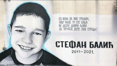 PUCA SRCE OD BOLA: Mali Luka (5) rukicama grli mural svog brata Stefana, koji je tragično nastradao (FOTO)