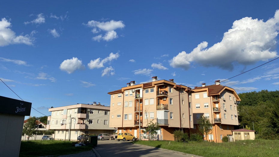 SAČEKUŠA ZA KOMŠIJE! Građani u strahu, Nikola ih vreba sa terase, puca iz pištolja, a sve je počelo iza zgrade! (FOTO/VIDEO)